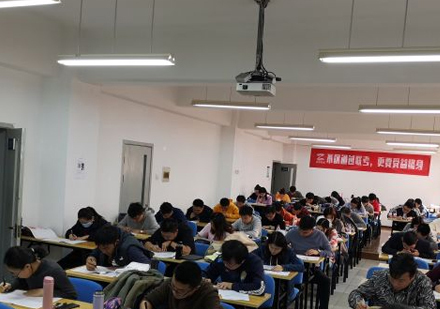 福州智圆MBA考研线下面授班学员课堂上课场景