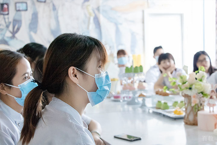 学生认真听课
