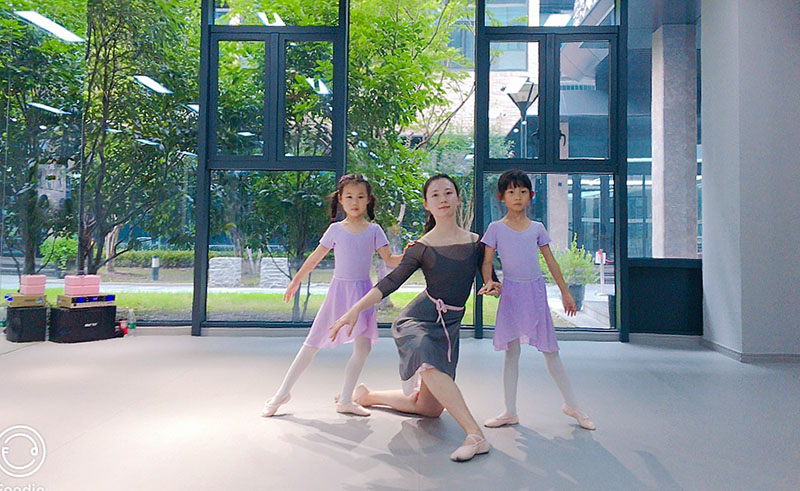 上海缔艺芭蕾课堂学员跟着老师一起学习