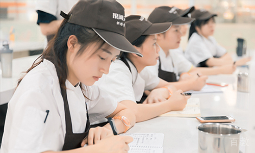学生认真听课