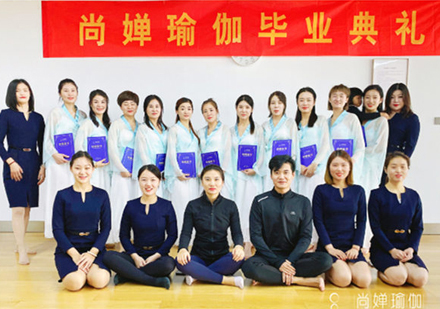 郑州尚婵瑜伽校区报名学员毕业典礼