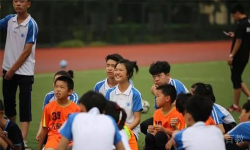 学员在操场上玩耍
