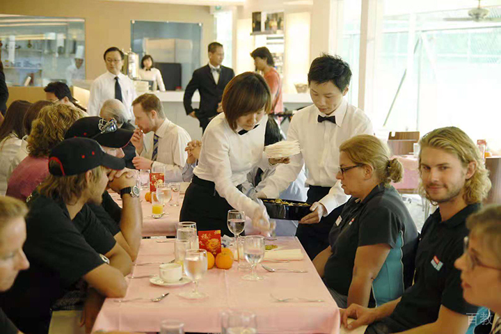 学校餐厅环境