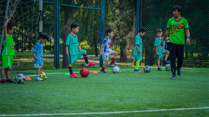 小孩几岁开始踢足球比较合适