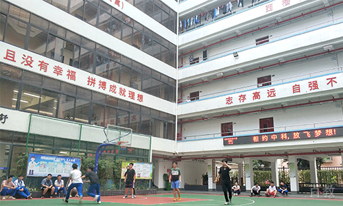 学生打球