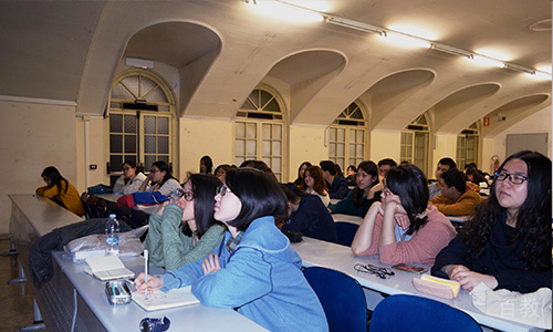 学生认真听讲
