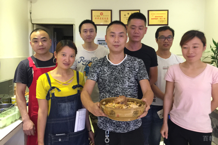 学习卤菜技术学员合影
