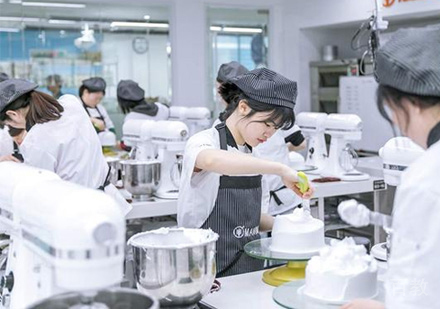 西安熳点烘焙校区学员学习场景展示