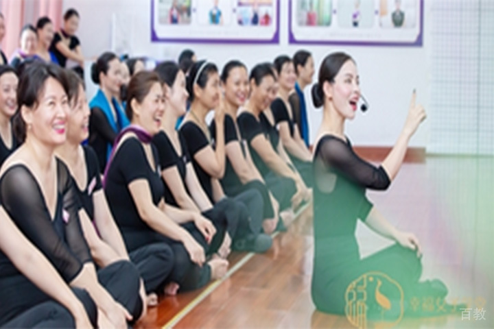 天津幸福女子学堂的老师讲课