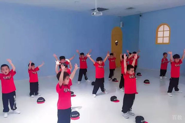天津瑞宇康早教的学员在上课