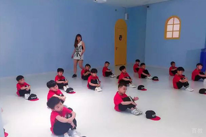 天津瑞宇康早教的学员在上课