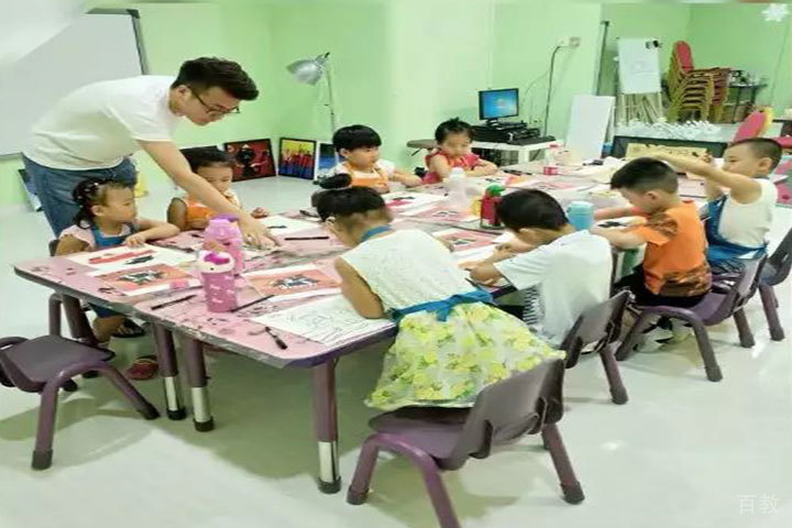 天津瑞宇康早教的学员在上课