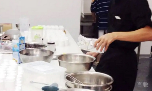 学员制作面包