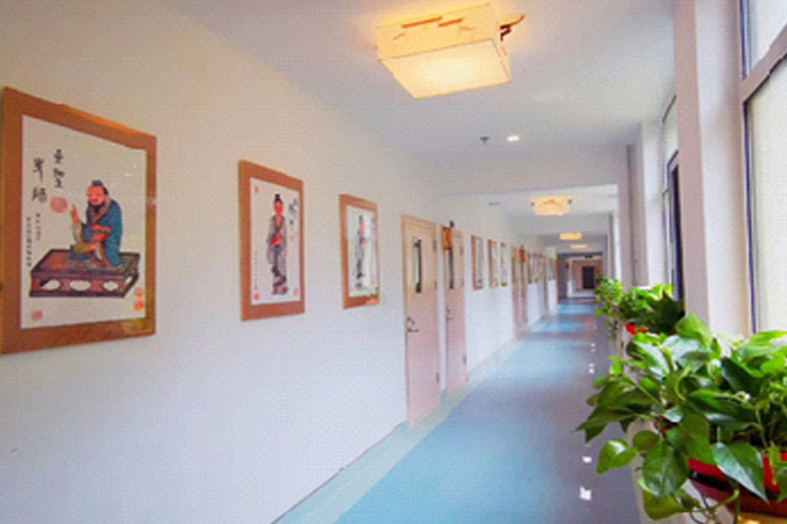 天津笛卡尔法语国际高中的走廊