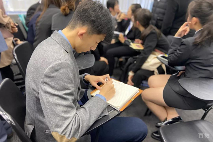 记笔记的学员