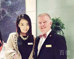 SEG瑞士教育的同学和名企老板合照