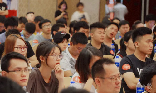 学员认真上课