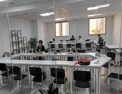 学校上课场景