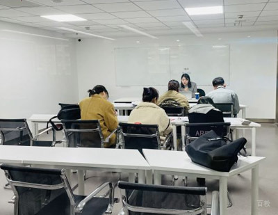 学员专注上课