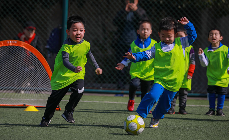 上海嗨乐宝少儿足球培训学员课堂训练