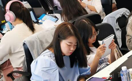 上海新东方考研在线辅导学员学习
