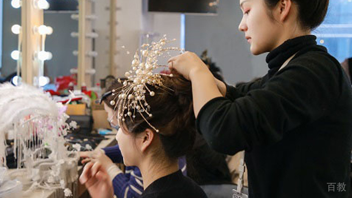 为什么在妆典学化妆毕业的学员可以薪资上万 