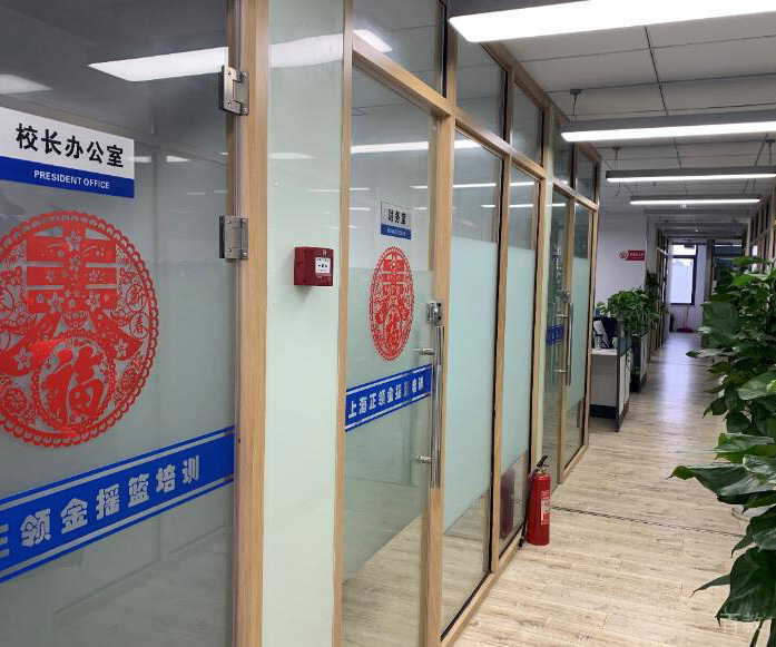 成都正领睿学国际教育走廊