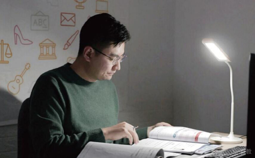 老师挑灯写教案