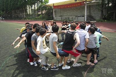 外教老师带领同学们进行课外拓展活动
