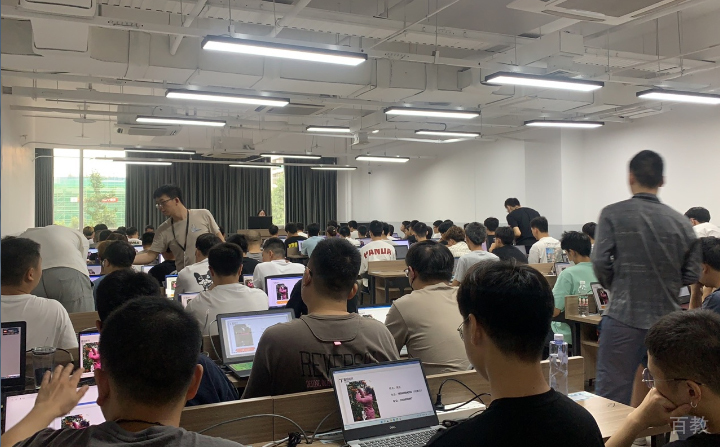 源码时代上课情况