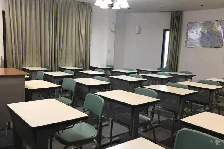 大连东京樱桥外语学院教室内景