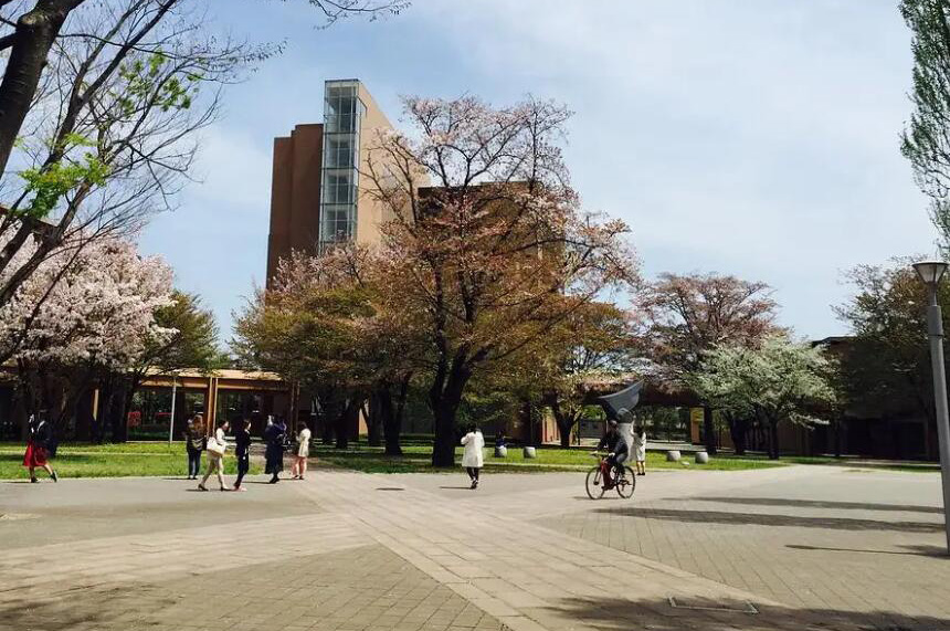大连东京樱桥外语学院校园内景
