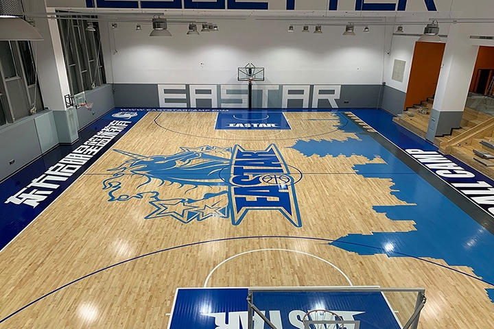 上海东方启明星篮球培训中心整洁的篮球场