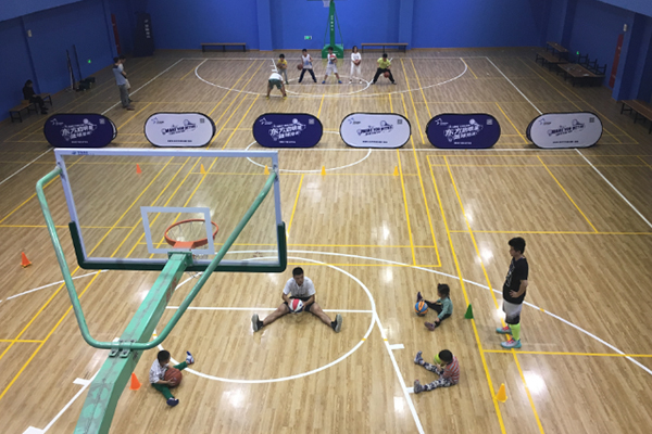 上海东方启明星篮球培训中心学生训练