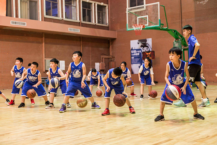 上海东方启明星篮球培训中心学生对练