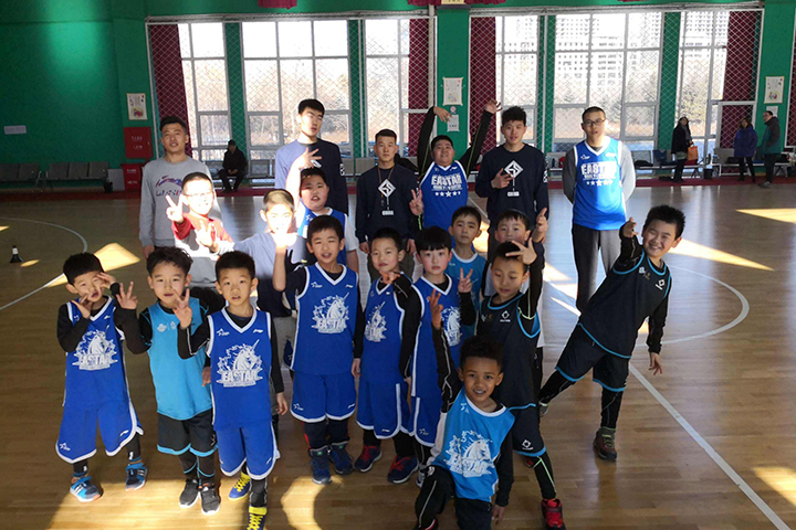 上海东方启明星篮球培训中心教练和学生