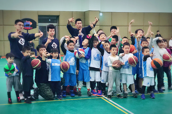 上海东方启明星篮球培训中心教练与学生合照
