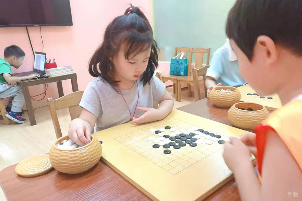 上海智韵少儿围棋学校学生对弈