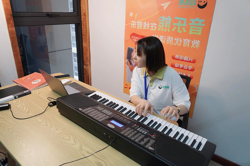 上海音乐熊在线教育教师演奏弹钢琴