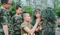 试穿吉利服