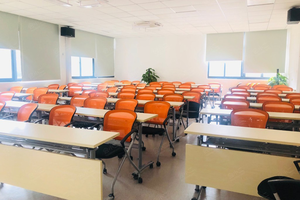 上海高顿教育干净明亮的教室