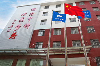 美丽的新校园正门