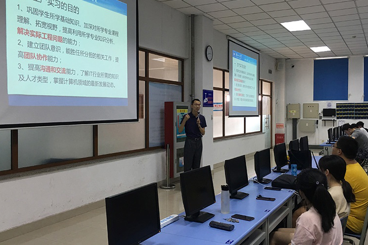 上海职坐标IT培训学校老师正在讲解