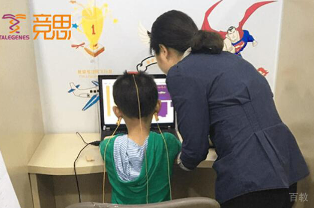 老师给学生测试脑电波