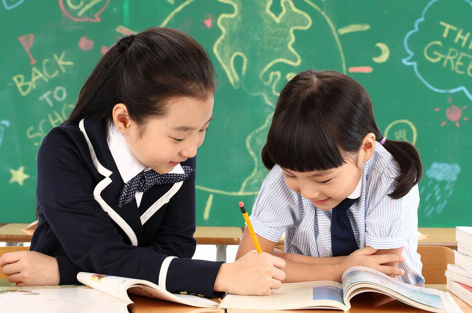 学生课上交流沟通