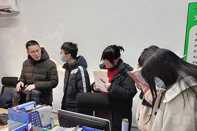 老师抽查学生背书
