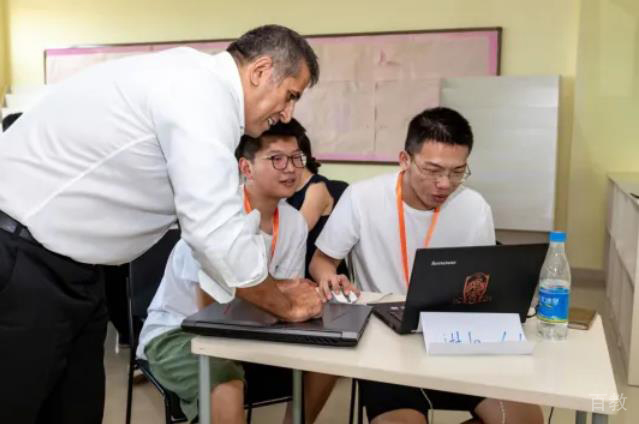 老师给学生指导学术论文