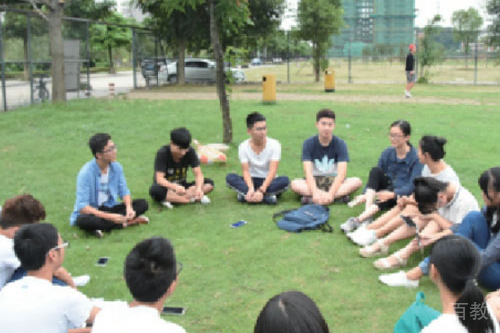 学生参加课外活动