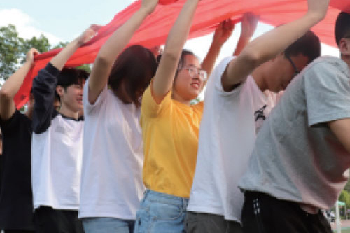 学生进行课外活动