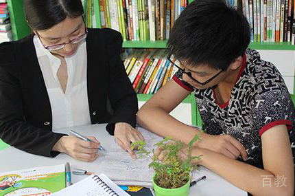 老师给学生讲题